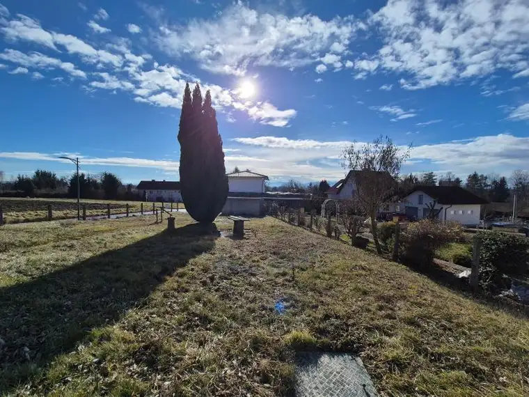 Sonniger Baugrund mit Gebirgsblick in Leonding Bergham! 571 m² Grundfläche, voll aufgeschlossen, inkl. Fertiggarage