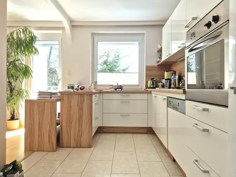 Sonnige 84 m² WNFL plus 7,45 m² Loggia am Pöstlingberg mit herrlicher Fernsicht! Inkl. Küche/Geräte! Kachelofen! Garage!