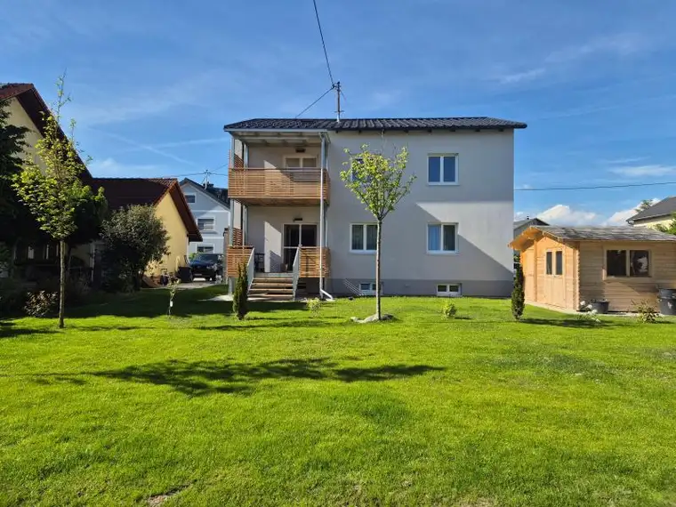 Pasching - Sonnige Haushälfte in ruhiger Lage mit großem Eigengarten, 85 m² + Balkon im OG, 3 Zimmer, Parkplatz, Straßenbahnnähe!