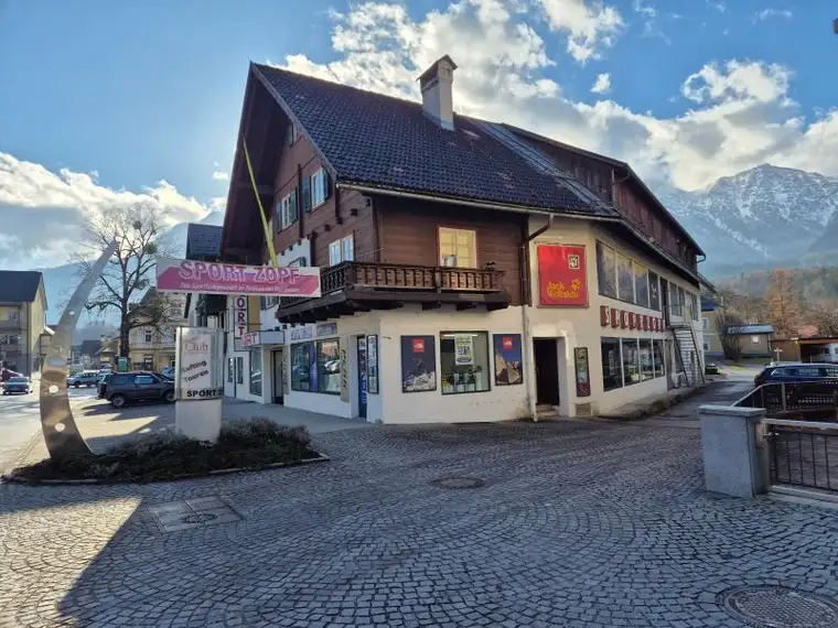 Wohn- und Geschäftshaus im Zentrum von Bad Goisern! 863 m² Nutzfläche und 524 m² Grundfläche + 288 m² Pachtgrund!