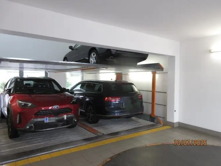 Hessenplatz: Stapelparker mit Drehscheibe zum bequemen Ausparken, Höhe max.1,75m, Länge max.4,9m zu vermieten!