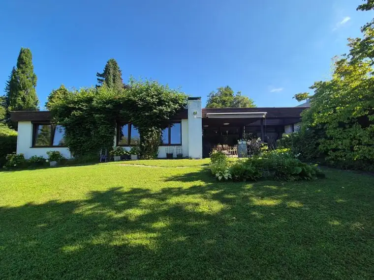 Großzügiger Bungalow mit Gebirgsblick und Außenpool im Herzen von Leonding! 250 m² WNFL, Grund 2.156 m², Doppelgarage! 