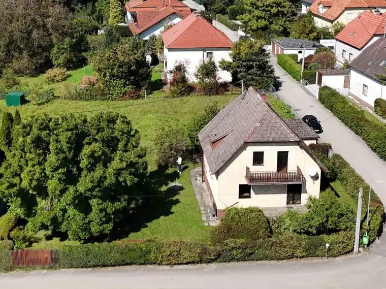 Attraktives Baugrundstück mit sanierungsbedürfigem Althaus in begehrter Lage von Leonding! ca. 105 m² WNFL, 726 m² Grundfläche, Garage.