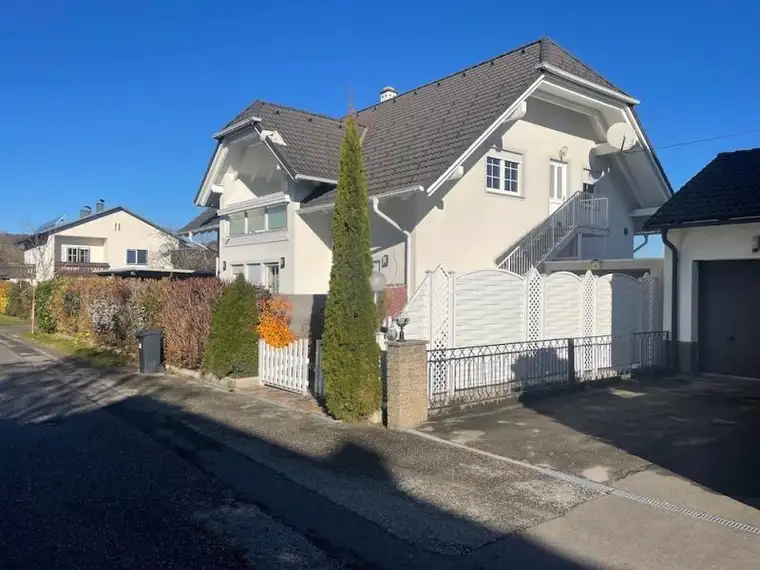 Schickes Zweifamilienhaus in sonniger Zentrumslage, ideal für Wohnen und Arbeiten unter einem Dach.