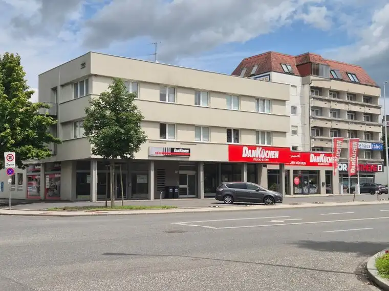 Attraktives Geschäftslokal in zentraler Lage von Steyr mit 4 großen Schaufenstern und Parkplätze! 123 m² NFL!
