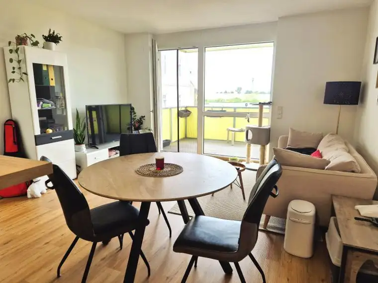 Stadt Haag Zentrum! Sonnige 2-Zimmer-Wohnung mit Balkon und herrlicher Fernsicht, 51 m² WNFL, Küche möbliert, Freiparkplatz!