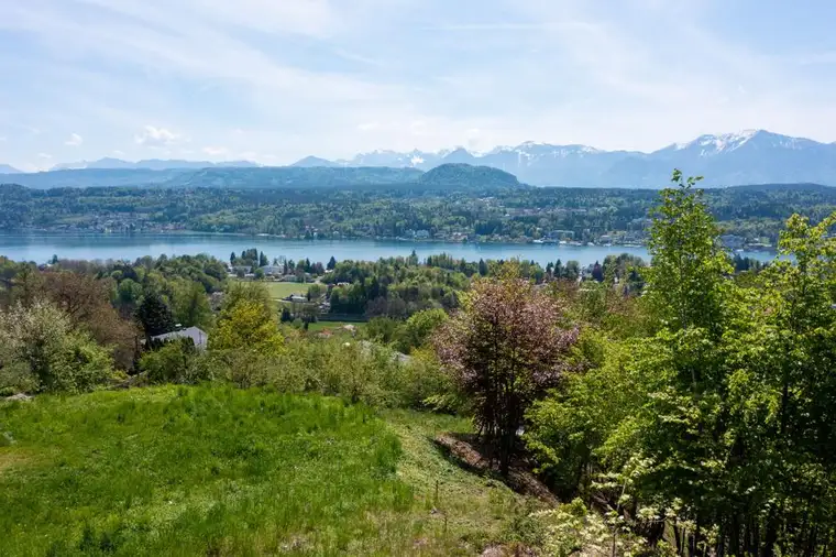 Seeblick-Grundstück in exklusiver Aussichtslage über Velden