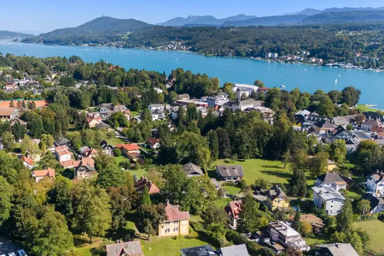 Villa im Zentrum mit großzügigem Grundstück