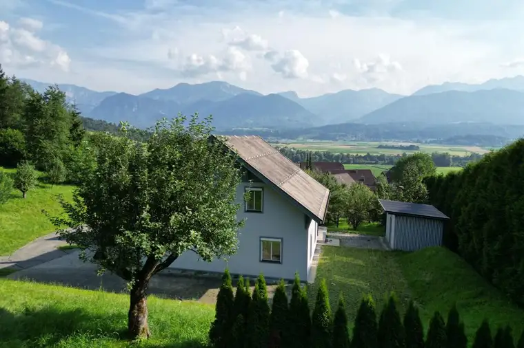 Weitläufiges Anwesen mit Panoramablick auf die Karawanken