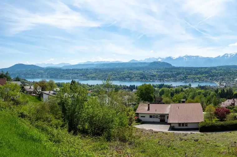 Baugrundstück mit eindrucksvollem See- und Bergblick