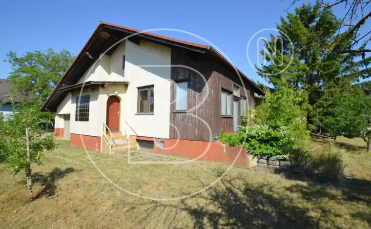 Großes Eckgrundstück mit renovierungsbedürftigem Haus!