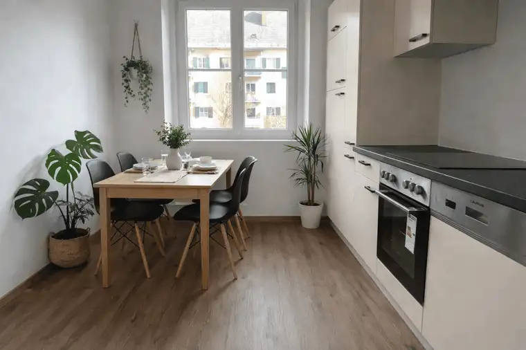 Stylisch sanierte 2-Zimmer-Wohnung in Bestlage – Ihr modernes Wohlfühl-Zuhause im Herzen von Leibnitz: alles neu, alles nah, ruhige Zentrumslage nahe Hauptplatz, ideal für Eigennutzer, sofort einziehen und zuhause sein.