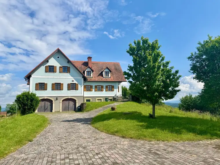 Südsteiermark pur - Lebensqualität mit Weingarten, Weinkeller &amp; Arkadenhof - Wohnen, genießen &amp; gestalten in einem Ensemble mit Seele! Luxuriöses Familienanwesen oder außergewöhnlicher Ort für Seminare, Kultur und Genuss.