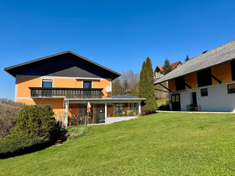 Ein- oder Zweifamilienwohnhaus mit zwei Wohneinheiten, großem Grundstück und Nebengebäude in schöner leicht erhöhter Lage.