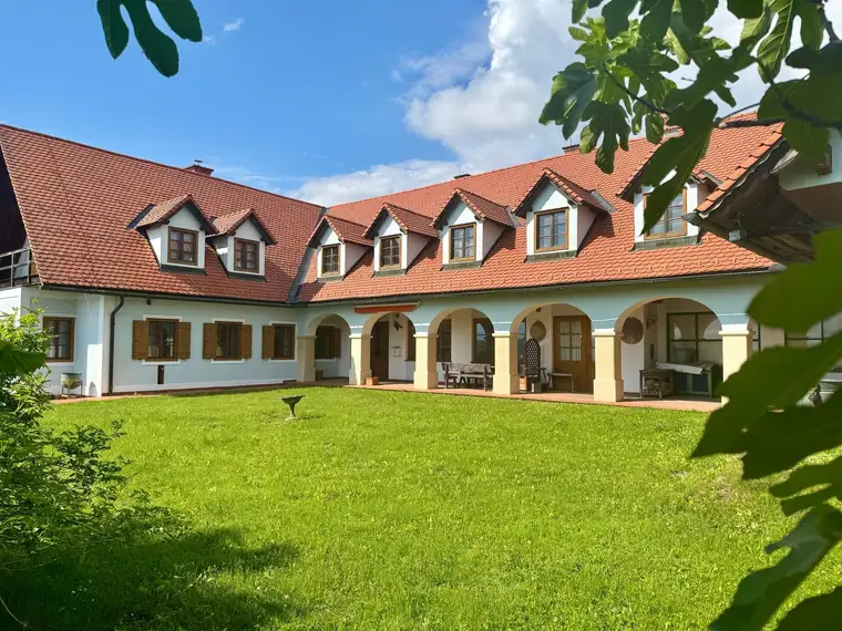 Südsteiermark pur - 1 Hektar Lebensqualität mit Weingarten, Weinkeller &amp; Arkadenhof - Wohnen, genießen &amp; gestalten in einem Ensemble mit Seele! Luxuriöses Familienanwesen oder außergewöhnlicher Ort für Seminare, Kultur und Genuss.