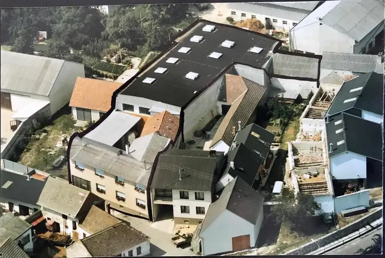 Adaptierungsbedürftiges Einfamilienhaus mit großer Halle