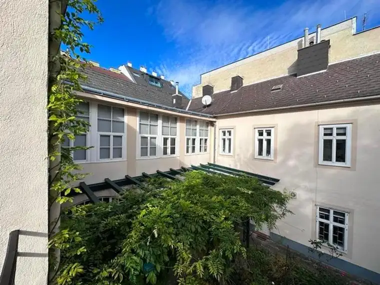 Bürgerhaus mit mittig liegendem Hof in Althietzinger Bestlage