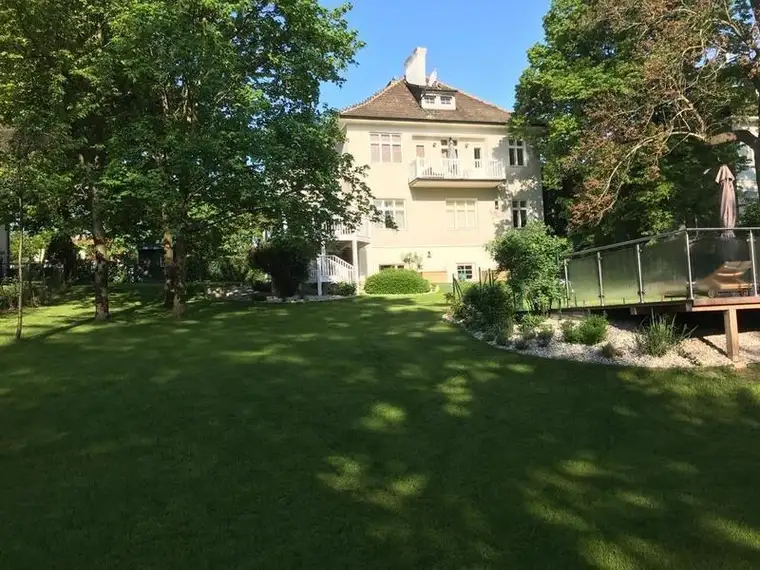 Villa mit Altbaumbestand und beheizbarem Pool