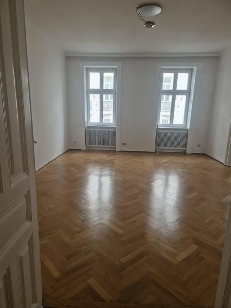 Altbauwohnung mit Innenhof-Balkon - U3 Nähe