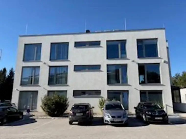 Moderne Büroliegenschaft mit Lagerhalle