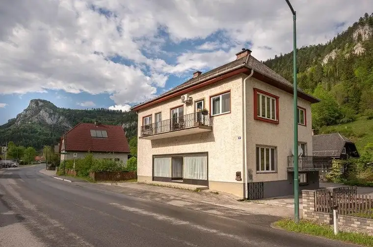 Einfamilienhaus mit Holzhaus in malerischer Umgebung