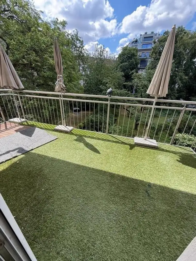 Beletage mit Terrasse und Parkblick