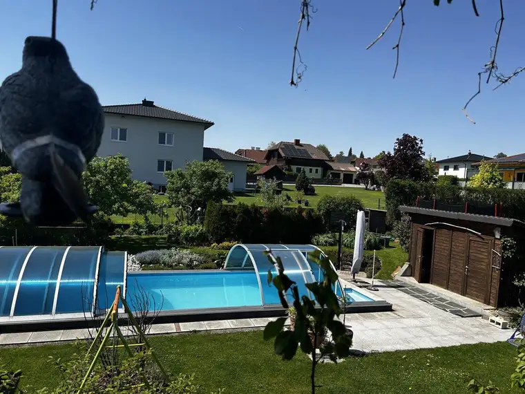 Grundstück mit Pool und Carport