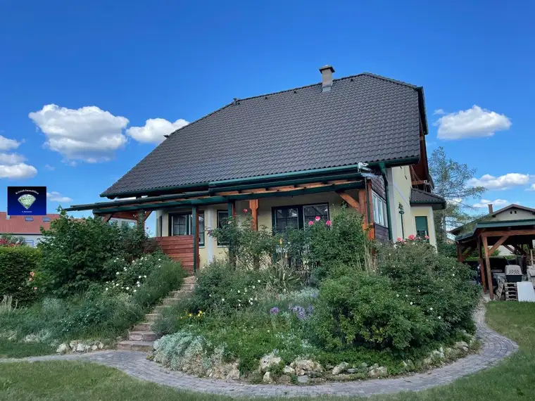 Entzückendes Einfamilienhaus direkt in Sollenau in absoluter Ruhelage-012836