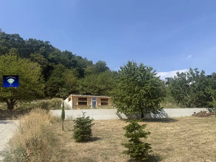 PREISREDUKTION ! Wunderbares Baugrundstück in bester Lage in Forchtenstein mit herrlichem Ausblick. Das Grundstück verfügt bereits über eine fertige Bodenplatte für ein 170m² großes Haus sowie alle erforderlichen Stützmauern uns Anschlüsse.-10077