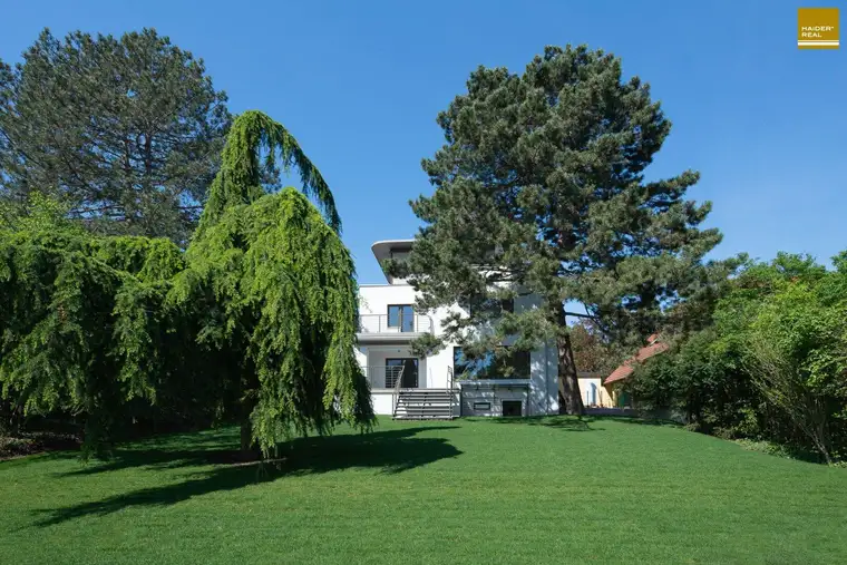 ERSTBEZUG Herausragende Villa auf parkähnlichem Garten