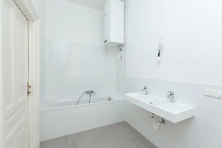 Attraktive 4-Zimmer-Altbauwohnung I Erstbezug mit Balkon