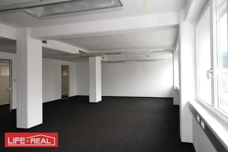 Büro im modernen Businesskomplex