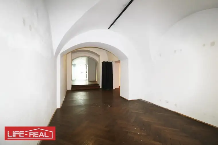 Exklusives Geschäftslokal in bester Lage: Historisches Ambiente im Herzen von Ried