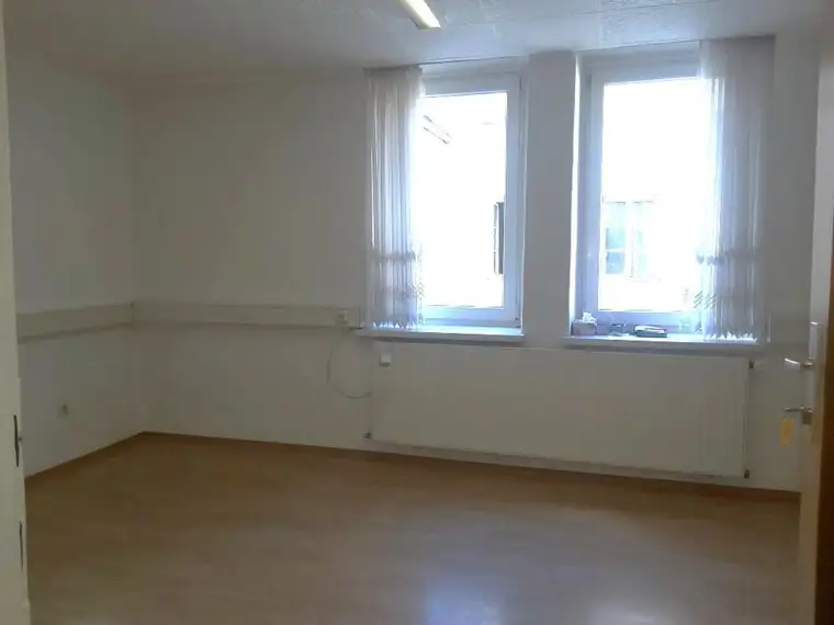 Günstige Büroräume mit 5 Zimmern und Teeküche im Zentrum von Bruck/Mur zu mieten !