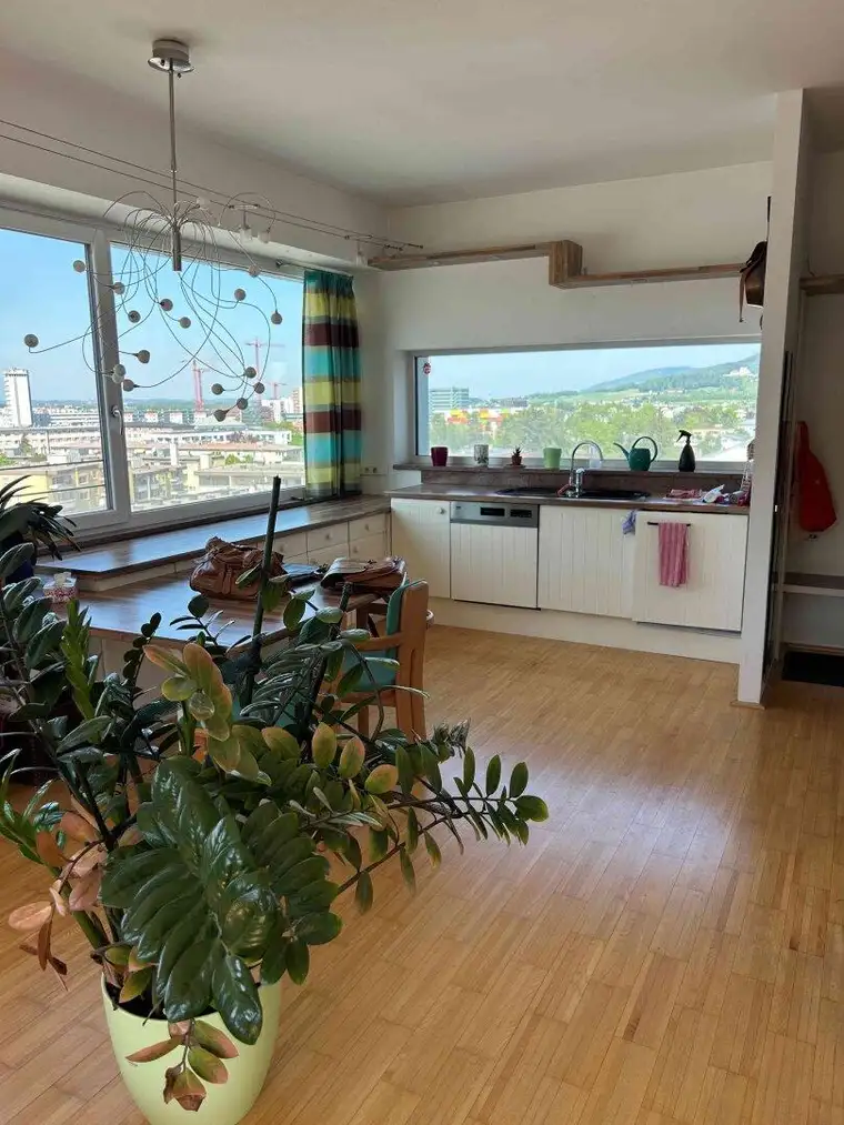 Neuwertige Penthouse-Wohnung im obersten Geschoß mit Rund-um-Blick über die Stadt Salzburg !