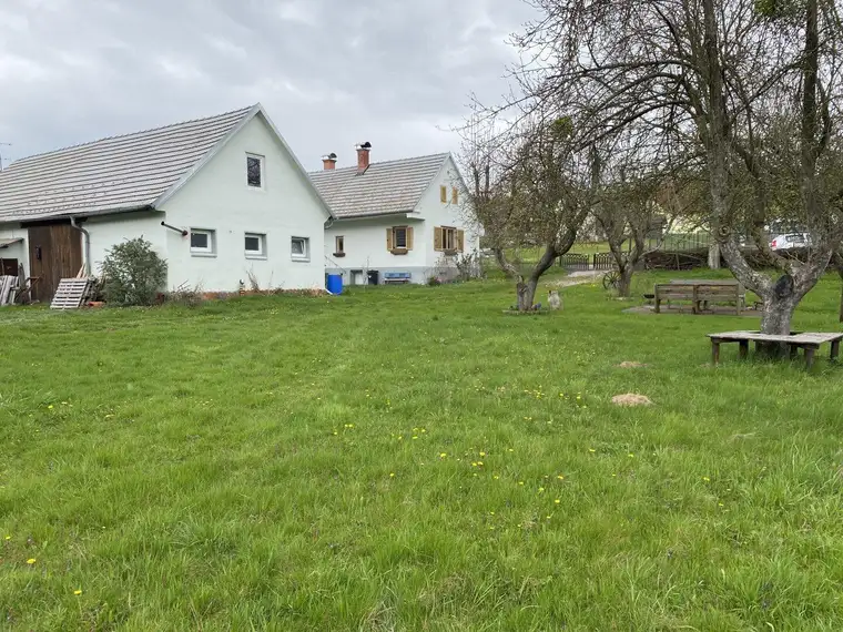 Bauernhof mit vielen Nebengebäuden in Ruhelage