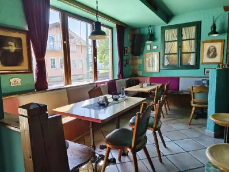 Gasthaus-Cafe-Pizzeria mit dazugehörendem modernen Wohnhaus