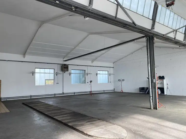 Helle Lagerhalle , 256 m2 und angrenzendes Büro mit 58 m2