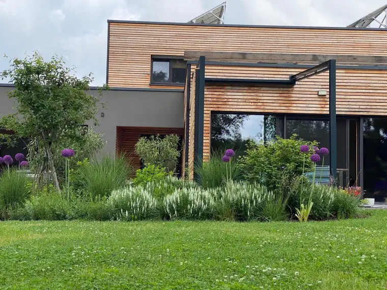 Modernes Wohnhaus in ruhiger Grünlage
