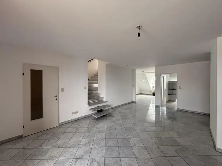 Moderne Dachgeschosswohnung auf zwei Etagen mit zwei Tiefgaragenplätzen
