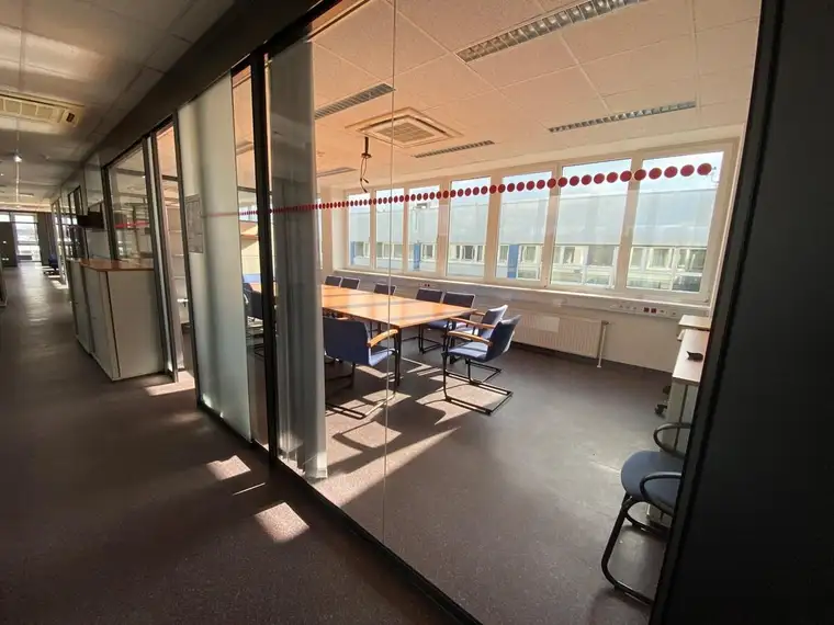 Modernes Büro mit Einrichtung