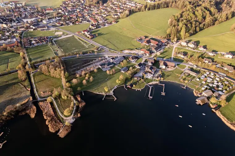 Seedomizil in Bestlage am Obertrumer See: Großzügige Erstbezugs-Terrassenwohnung mit eigenem Badehaus und Steg!