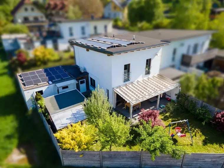 Stilvoll leben, sonnig wohnen – Familienidyll inklusive Photovoltaik.