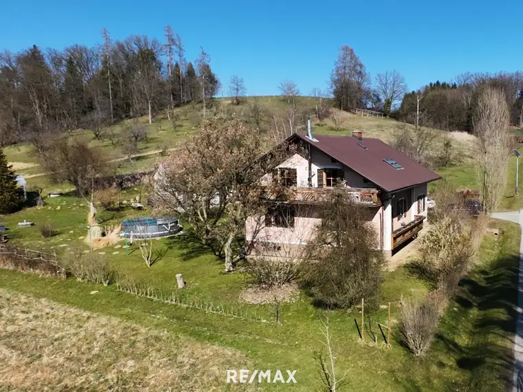 Großzügiges Ein- bis Zweifamilienhaus mit Nebengebäuden, Obstgarten und viel Potenzial in Lipsch