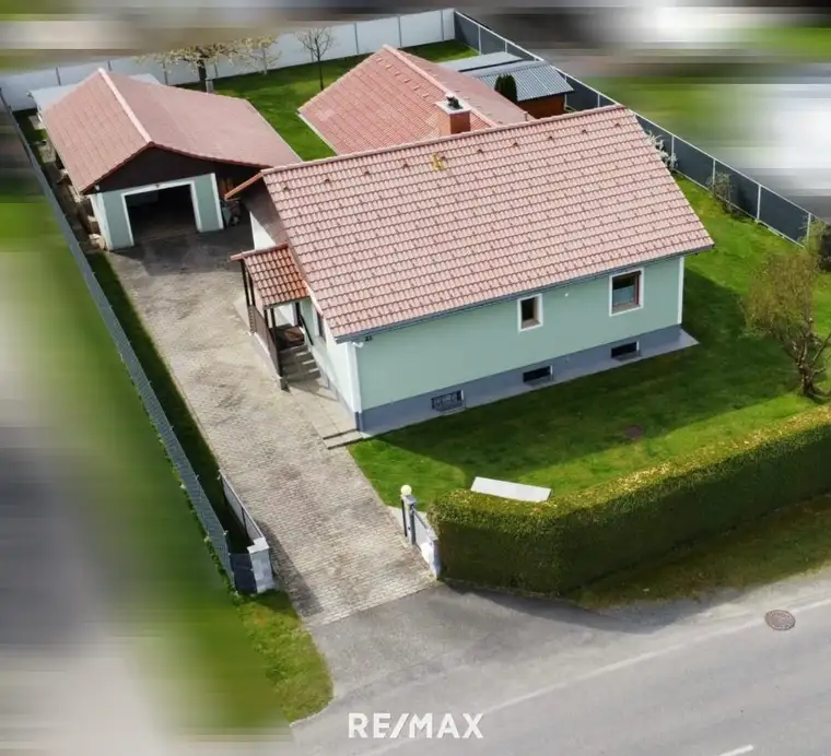 Gepflegter Bungalow mit wunderschönem Grund