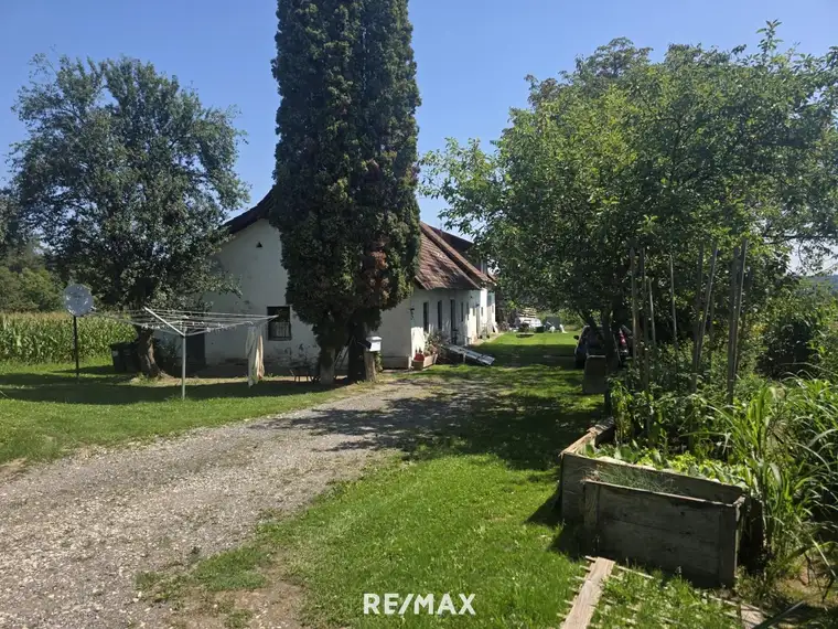 Bauernhaus (stark sanierungsbedürftig) mit Grund und kleinem Teich