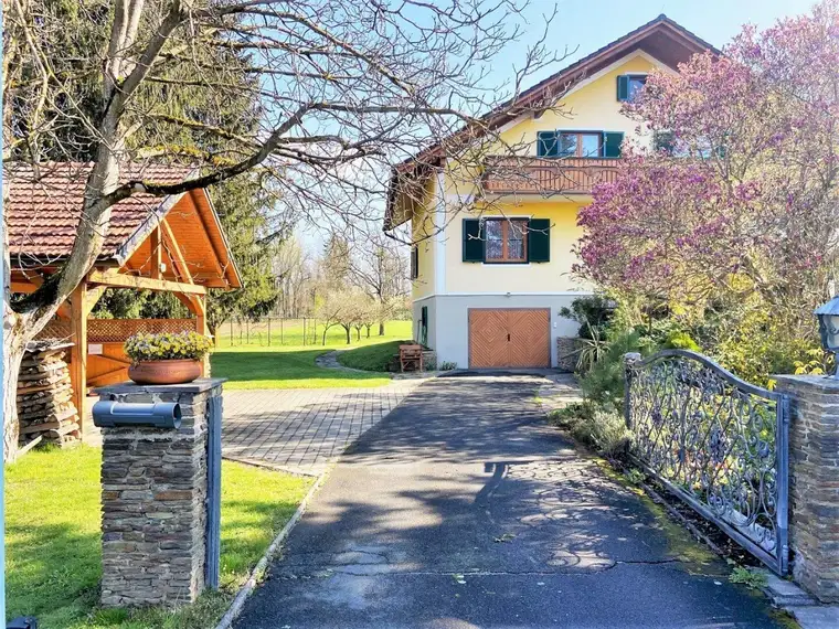 Zweifamilienhaus mit Balkon, Keller, Garage, Ackerland und Wald am Stadtrand