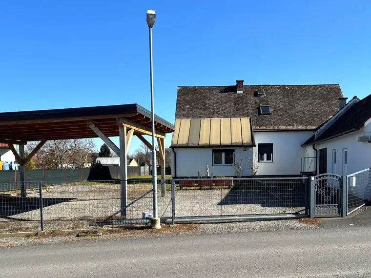 Saniertes 135m² Familienhaus mit überdachter Terrasse, Nebengebäude und Carport am ruhigen Stadtrand