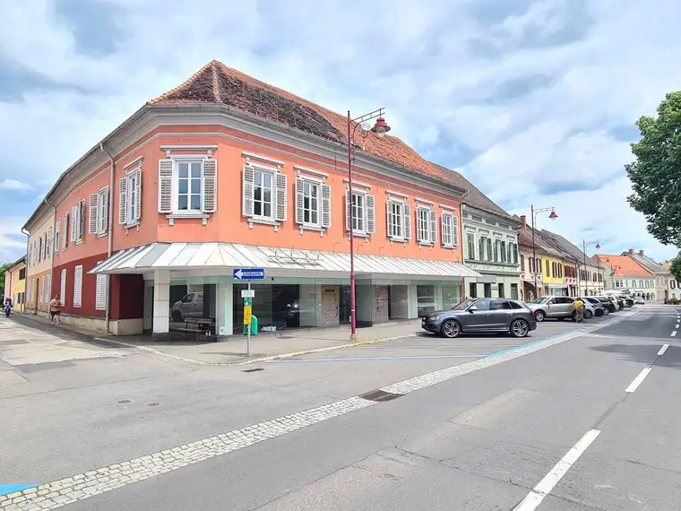 Der Platzhirsch, eine Geschäftsfläche mit Auslagenfläche und eckförmiger Fensterfront im Stadtzentrum