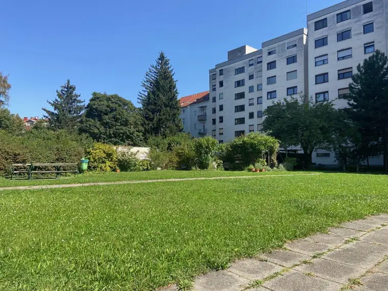 Zentral gelegene, helle, teilmöblierte Eigentumswohnung im Hochparterre mit Grünblick
